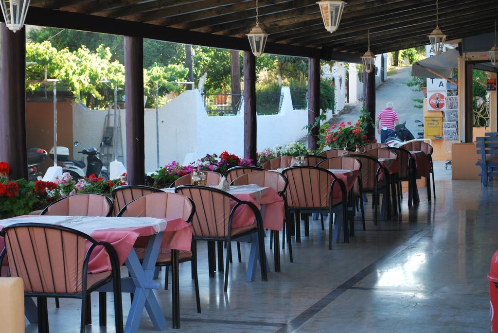 Dominoes Corfu Lejlighedshotel Ypsos Eksteriør billede